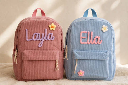 Mochila infantil de pana azul personalizada con el nombre Inés tejido a mano