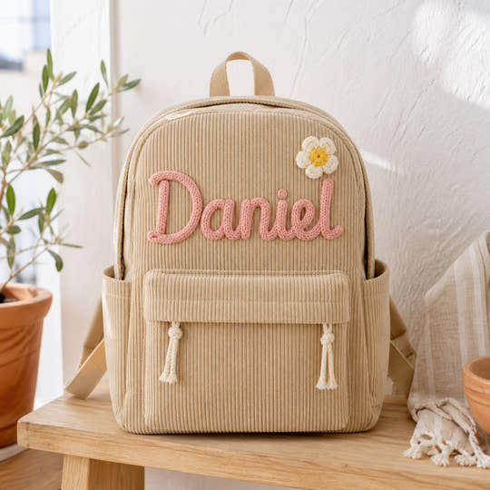 Mochila infantil de pana beige personalizada con el nombre Daniel tejido a mano