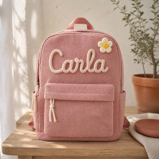 Mochila infantil de pana rosa personalizada con el nombre Carla tejido a mano