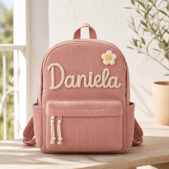 Mochila infantil de pana rosa personalizada con el nombre Daniela tejido a mano