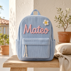Mochila infantil de pana azul personalizada con el nombre Mateo tejido a mano