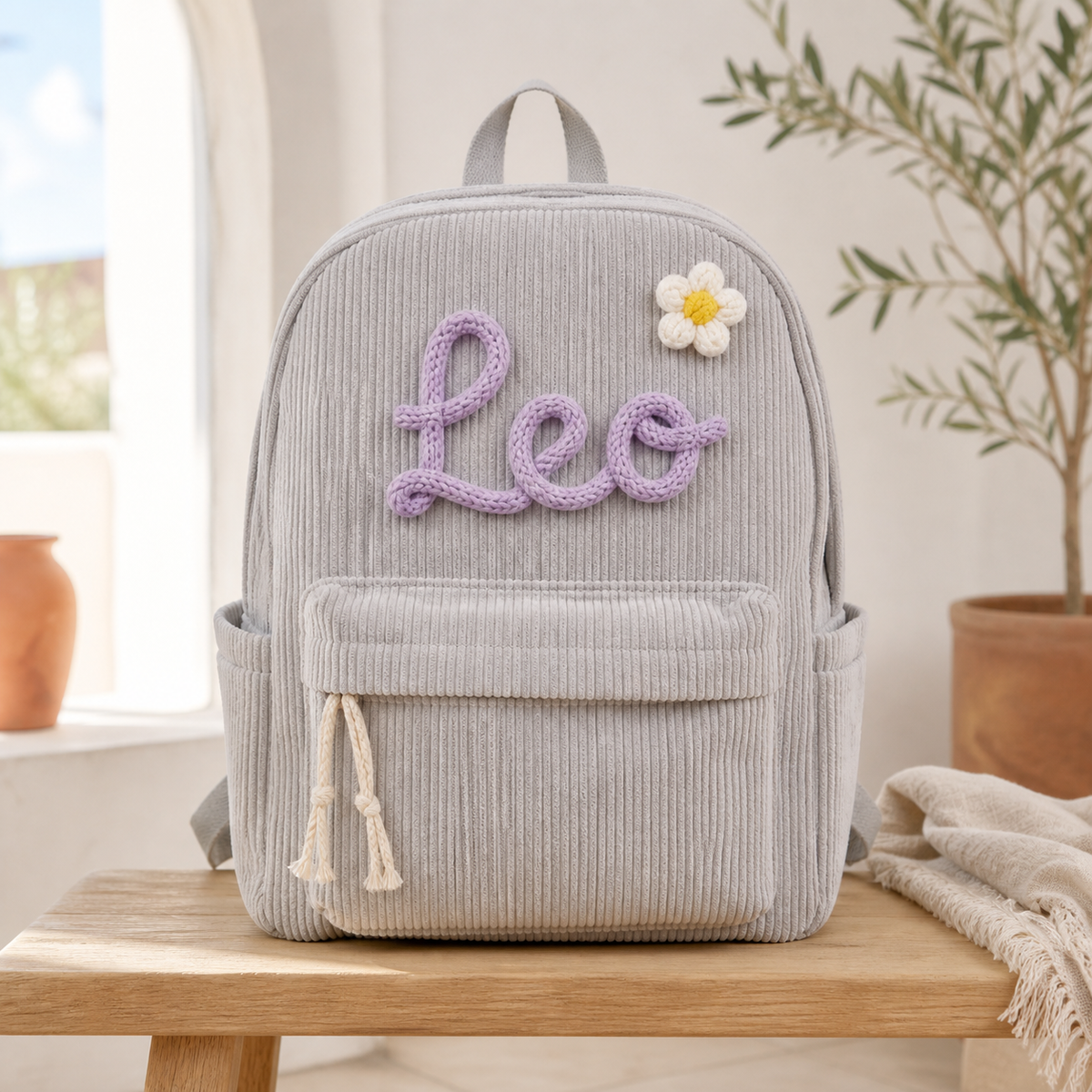 Mochila infantil de pana gris personalizada con el nombre Leo tejido a mano