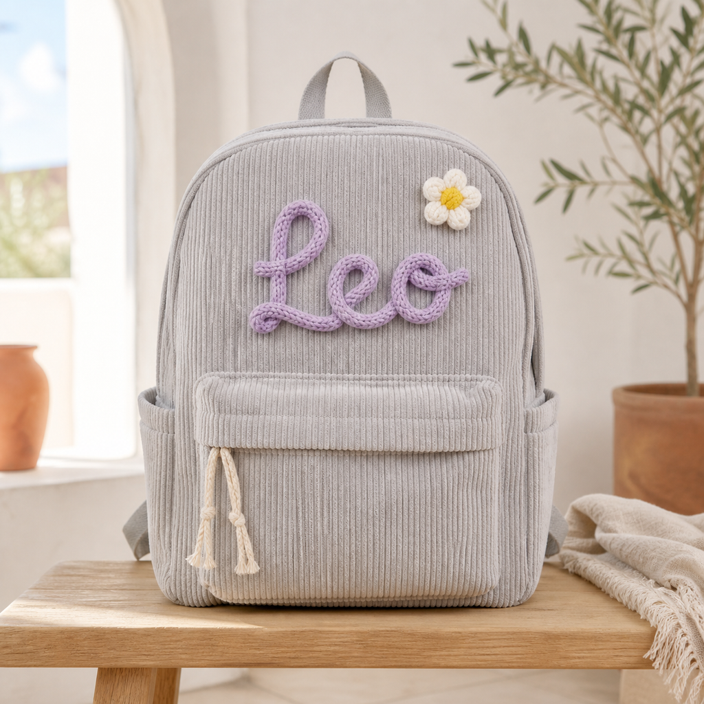 Mochila infantil de pana gris personalizada con el nombre Leo tejido a mano