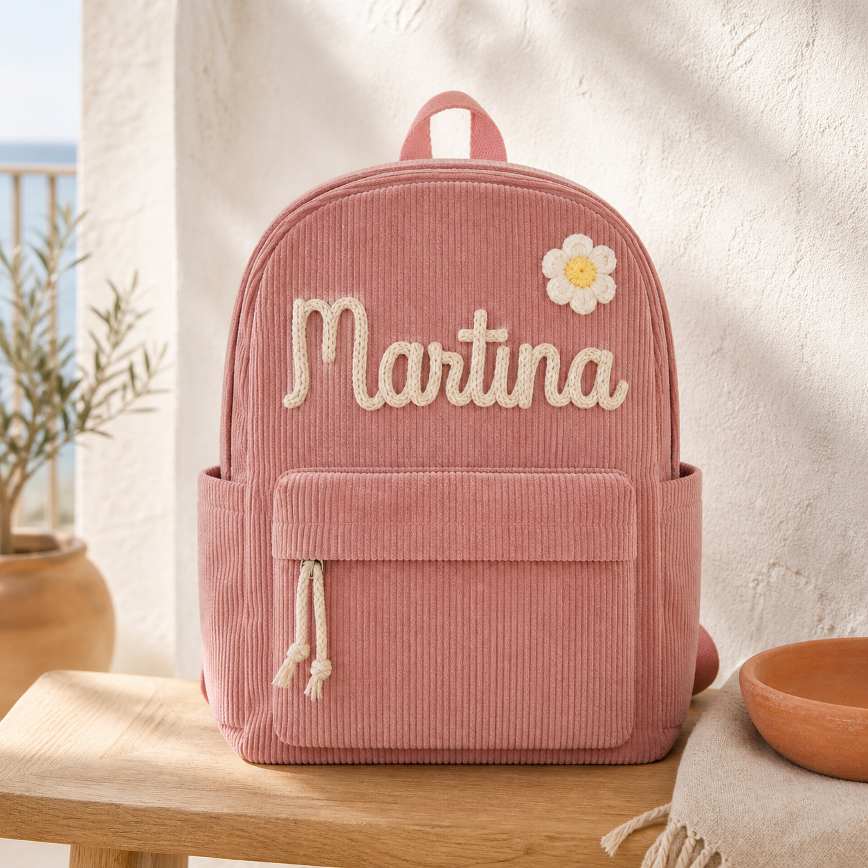 Mochila infantil de pana rosa personalizada con el nombre Martina tejido a mano