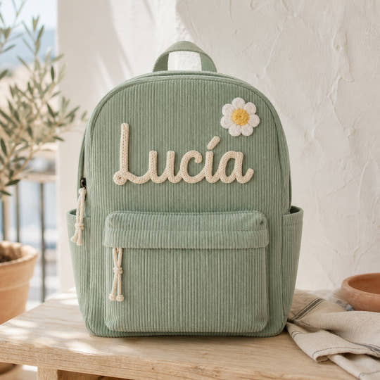 Mochila infantil de pana verde personalizada con el nombre Lucía tejido a mano