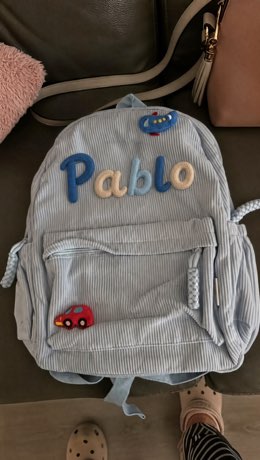 LumiaBag en color azul claro con el nombre Pablo bordado
